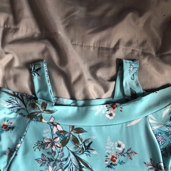 Cute flower blue shirt - Picture 2 of 6